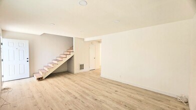 4892 Skipjack Dr in Huntington Beach, CA - Foto de edificio - Building Photo