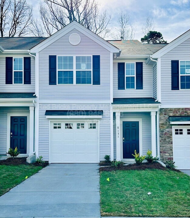 8131 Murray Br Dr in Charlotte, NC - Building Photo