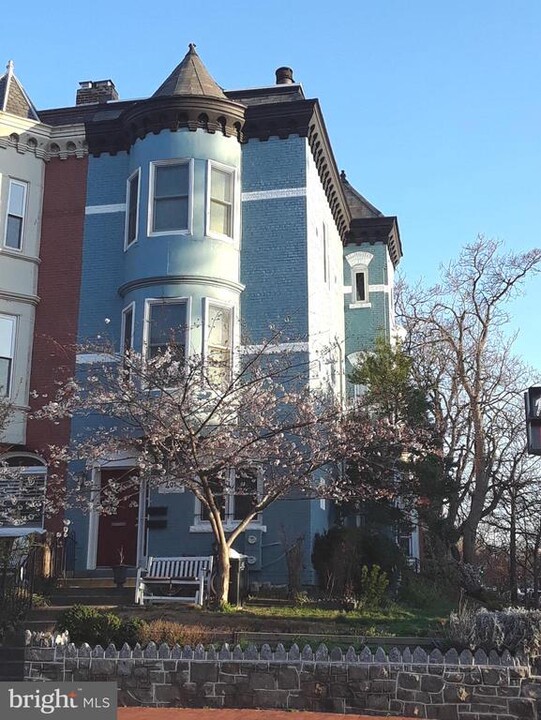 323 1/2 E St NE in Washington, DC - Building Photo