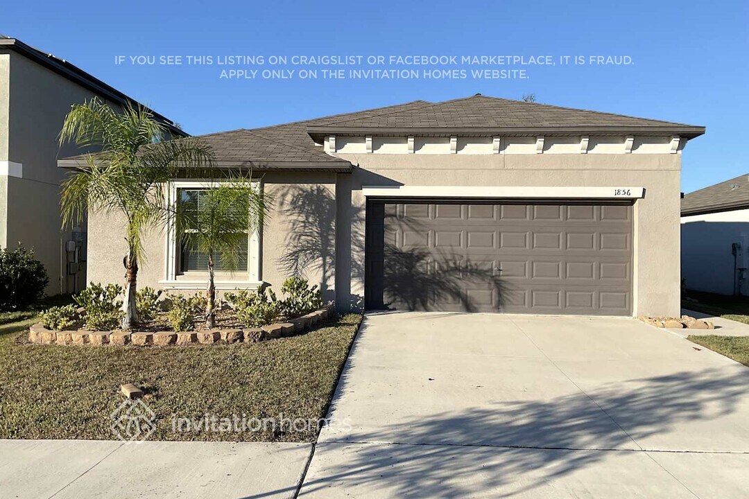 1856 Crinkle Leaf Ct in Ruskin, FL - Foto de edificio