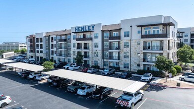 Henley at the RIM in San Antonio, TX - Foto de edificio - Building Photo