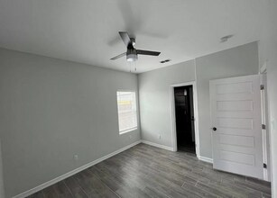 913 W La Pointe Ave in Alton, TX - Foto de edificio - Building Photo