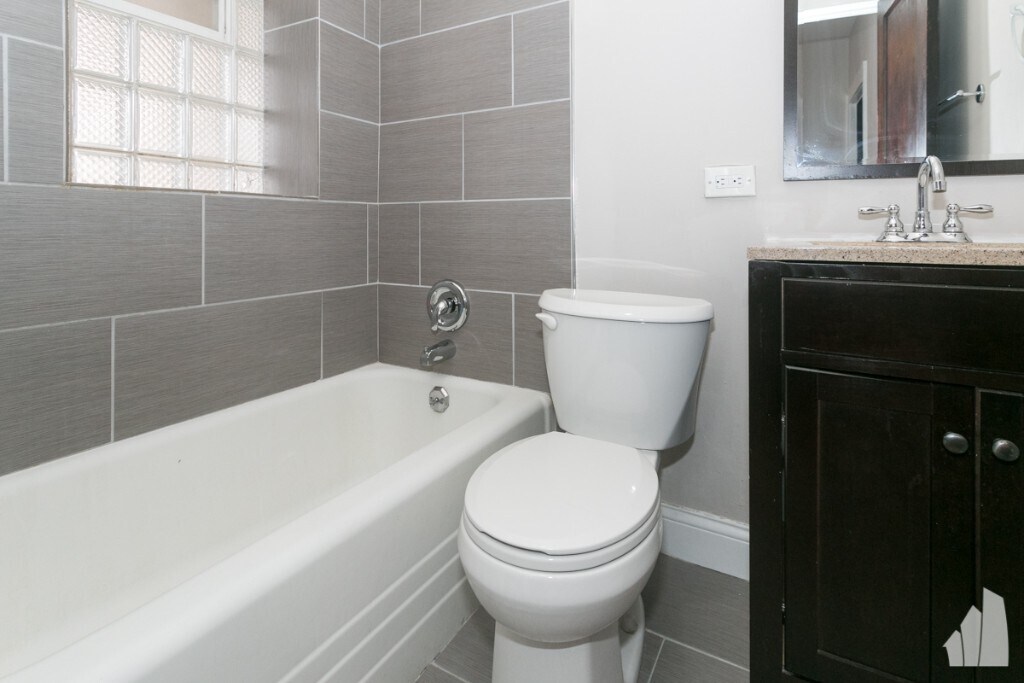 3827 N Drake Ave, Unit 3 in Chicago, IL - Building Photo