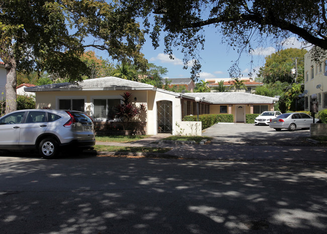 227 Calabria Ave in Coral Gables, FL - Foto de edificio - Building Photo