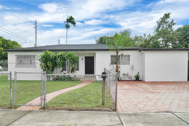 590 NE 159th St in Miami, FL - Building Photo - Building Photo