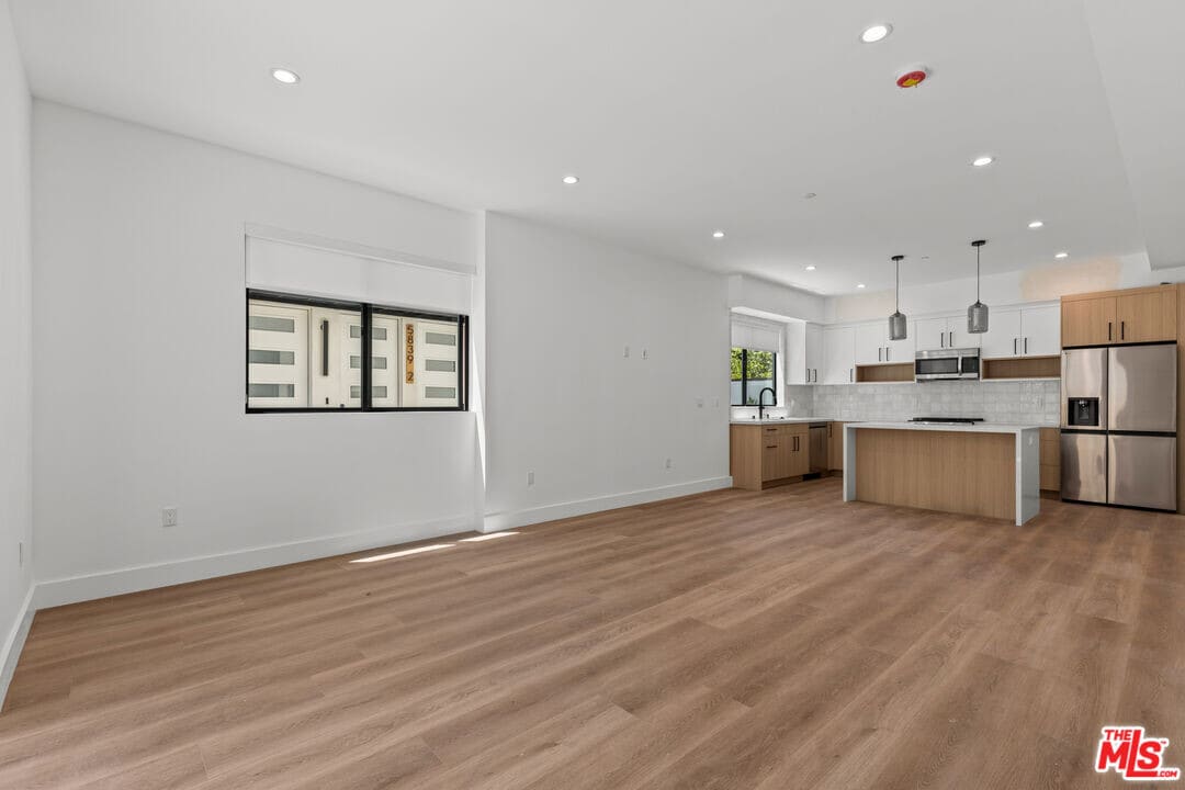 5841 Kester Ave in Los Angeles, CA - Building Photo