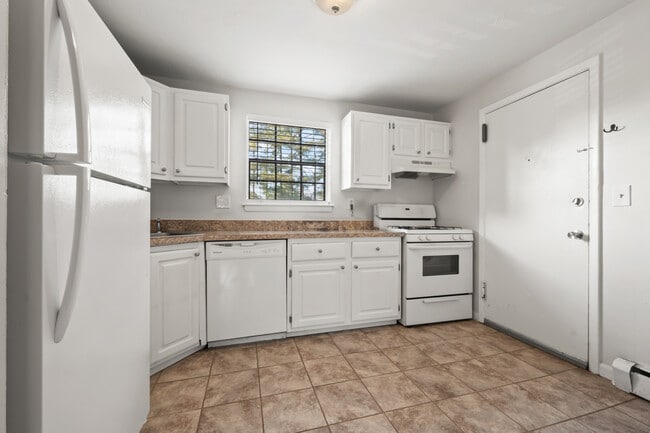 340 Charter Oak St, Unit D in Manchester, CT - Building Photo - Building Photo