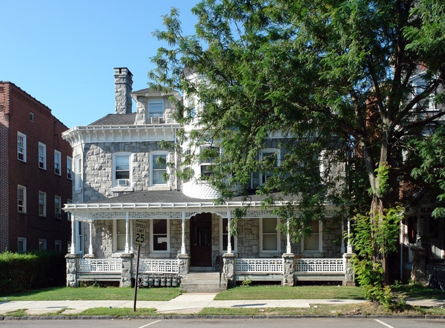 824 W Main St in Norristown, PA - Foto de edificio - Building Photo