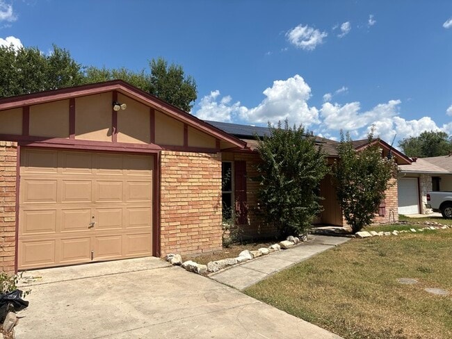 126 Meadow Way in Converse, TX - Building Photo - Building Photo