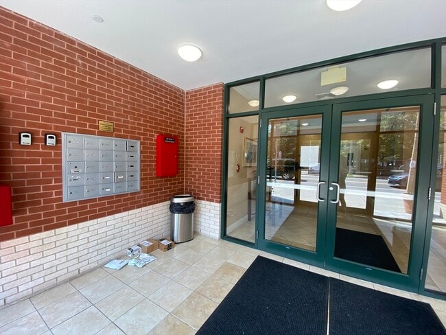 327 Centre St, Unit 1 in Boston, MA - Building Photo - Building Photo
