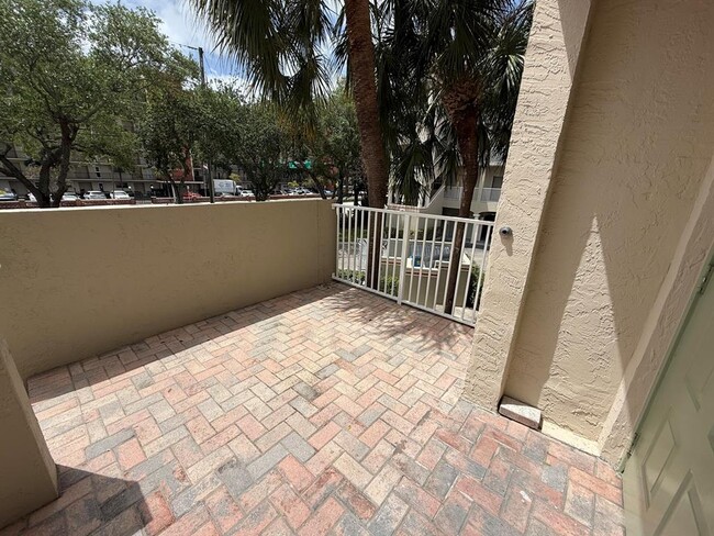 2381 NE 14th Street Cswy, Unit 215 in Pompano Beach, FL - Foto de edificio - Building Photo