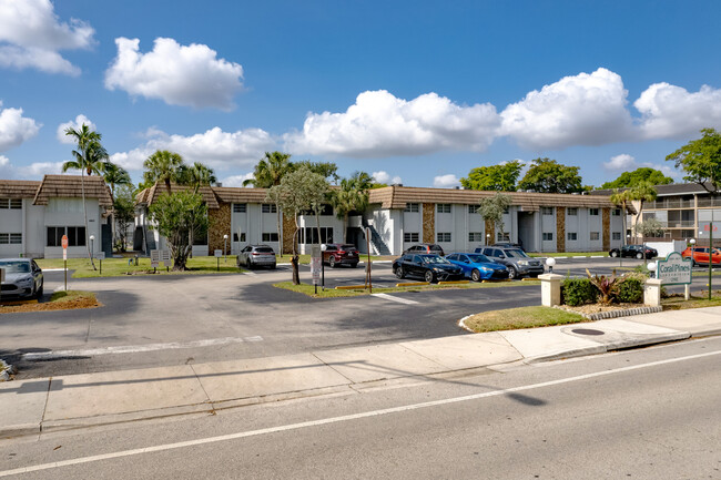 Coral Pines Condominium in Coral Springs, FL - Foto de edificio - Building Photo