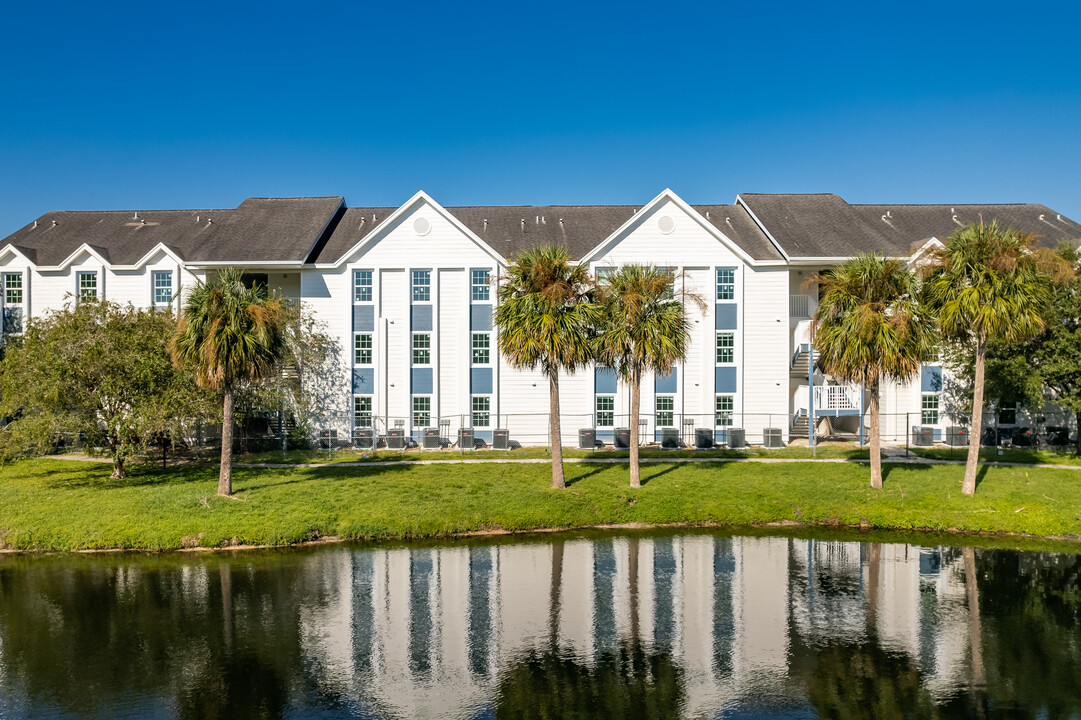 Summer Lake Villas, LLC in New Port Richey, FL - Foto de edificio