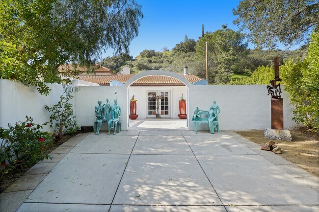 24683 Dry Canyon Cold Creek Rd in Calabasas, CA - Foto de edificio - Building Photo