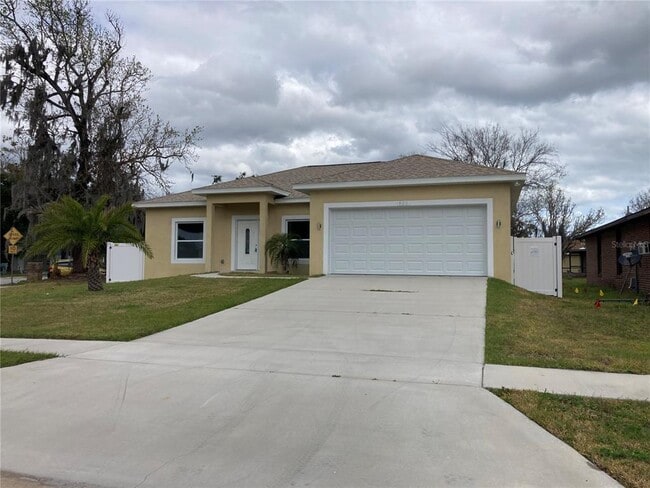 925 Lora St in Daytona Beach, FL - Building Photo - Building Photo