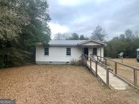 211 Poplar St in East Dublin, GA - Building Photo