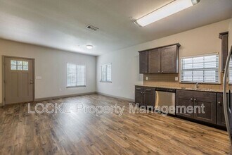 512 E Akard St in Weatherford, TX - Building Photo - Building Photo