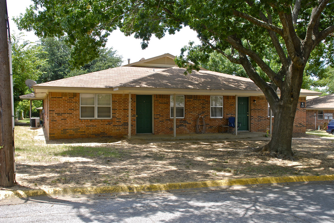 Sherwood Arms Apartments in Keene, TX - Foto de edificio