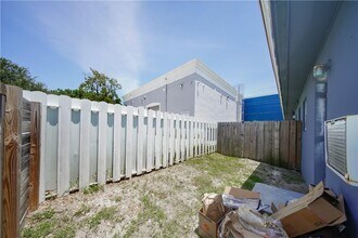 413 Phippen Waiters Rd in Dania Beach, FL - Building Photo - Building Photo