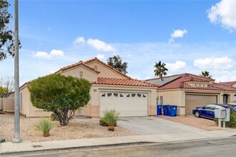 9573 Paradise Rd in Las Vegas, NV - Building Photo - Building Photo