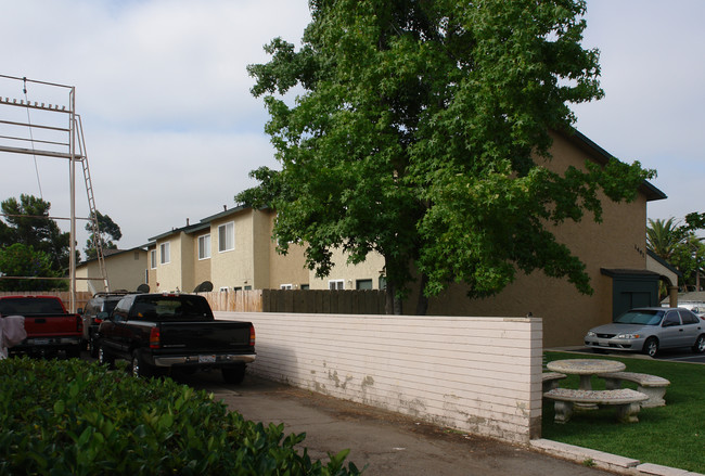 1491 Peach Ave in El Cajon, CA - Foto de edificio - Building Photo