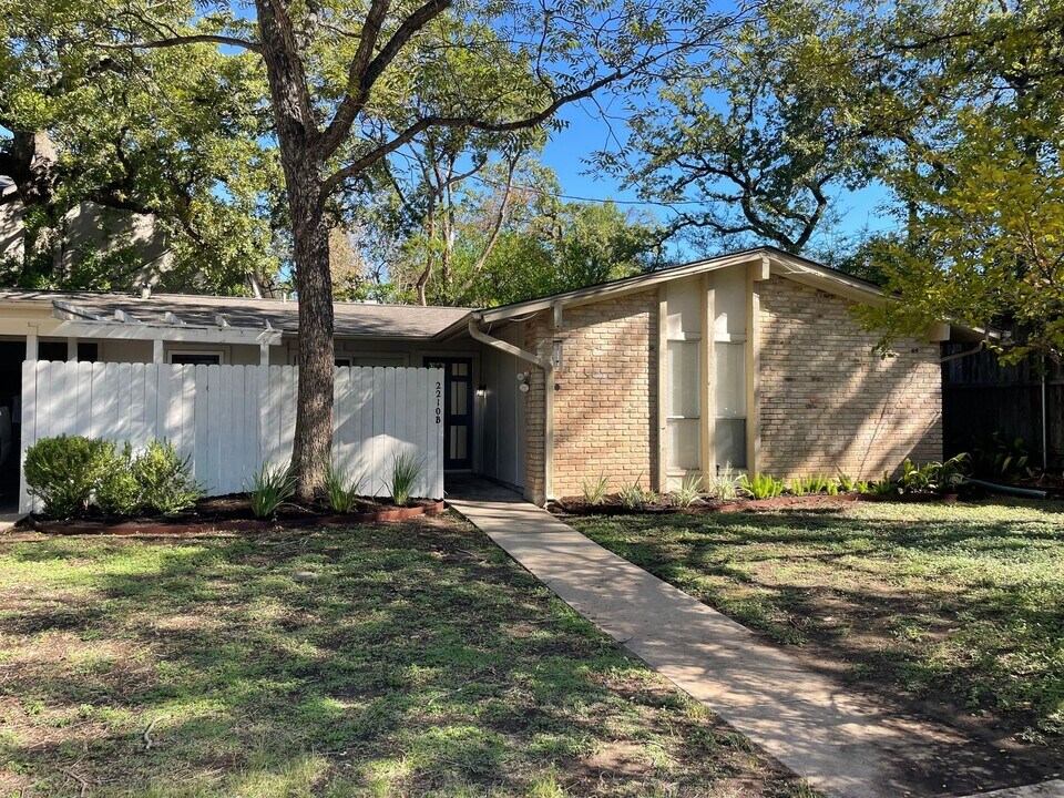 2210 Quarry Rd in Austin, TX - Building Photo