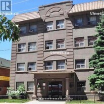 98 Vaughan Rd in Toronto, ON - Building Photo