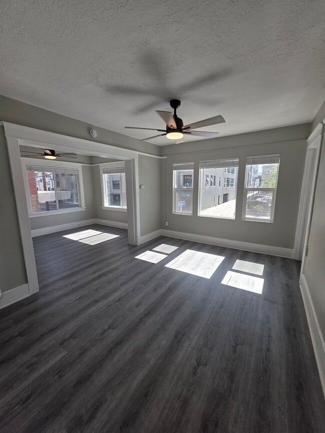 125 W 5th St in Long Beach, CA - Building Photo - Building Photo