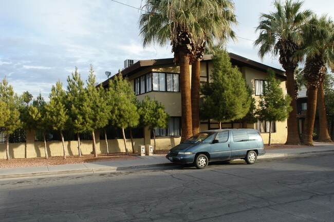 324 W Cincinnati Ave in Las Vegas, NV - Building Photo - Building Photo