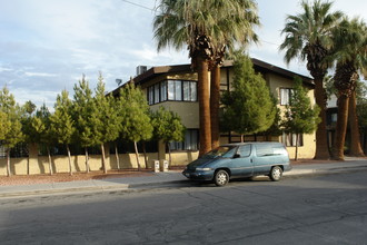 324 W Cincinnati Ave in Las Vegas, NV - Foto de edificio - Building Photo