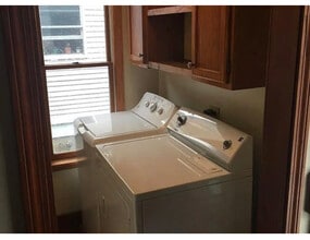 87 Van Zandt Ave in Newport, RI - Building Photo - Building Photo