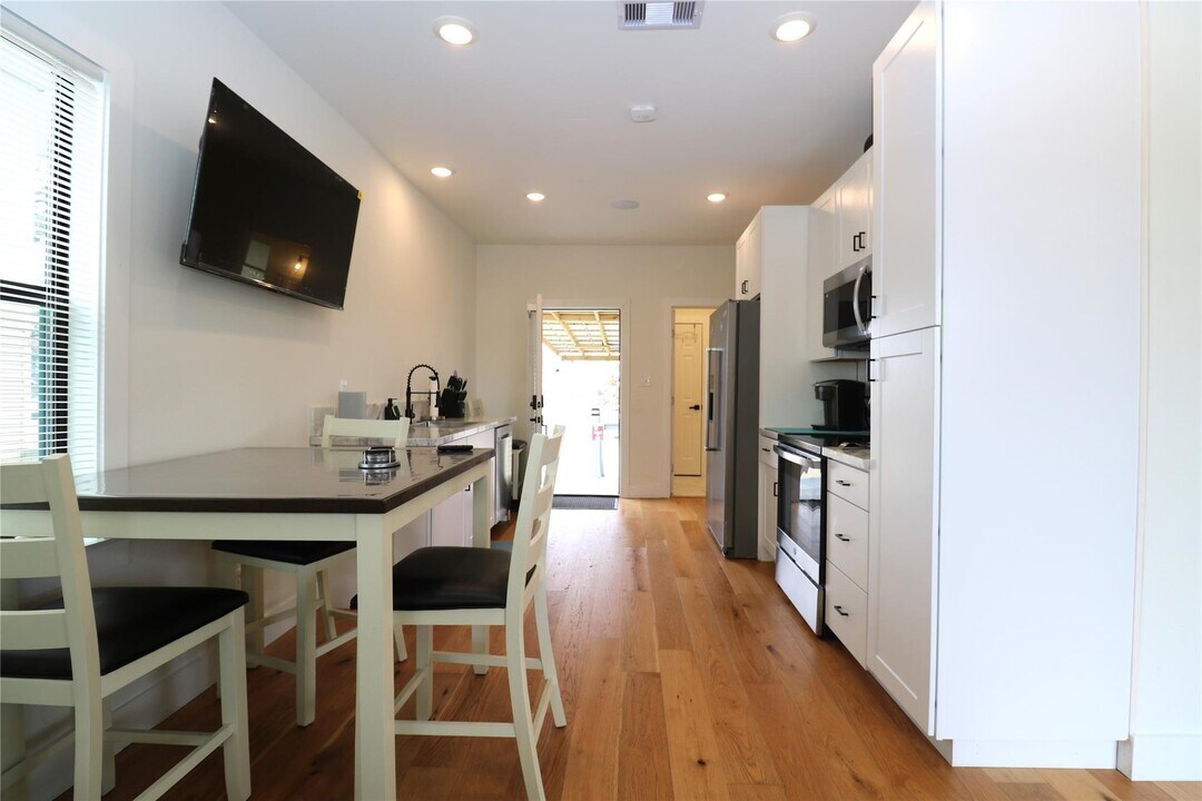 5506 Ave Q 1/2 in Galveston, TX - Building Photo