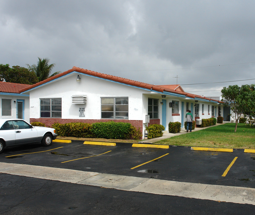 Dan's Apartments in Hollywood, FL - Building Photo