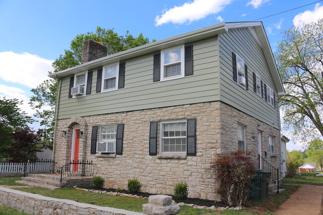 210 W Poplar St, Unit B in Pulaski, TN - Building Photo - Building Photo