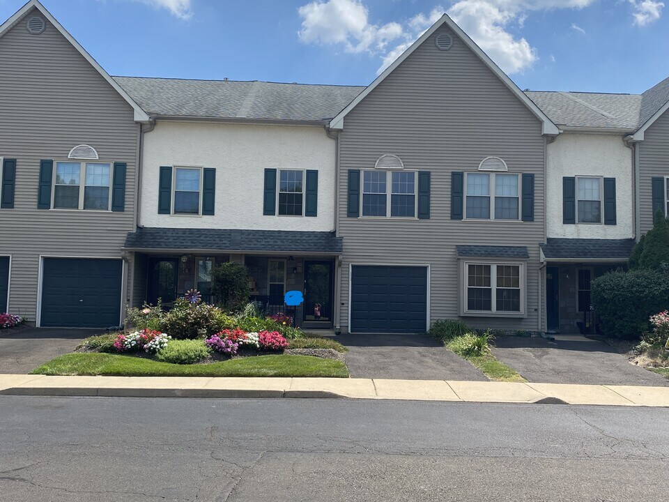 725 Dell Ct in Southampton, PA - Building Photo