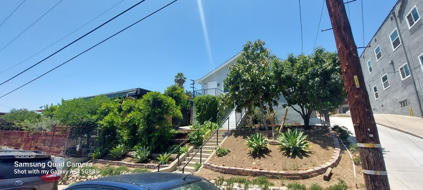 205 S Park View St in Los Angeles, CA - Building Photo
