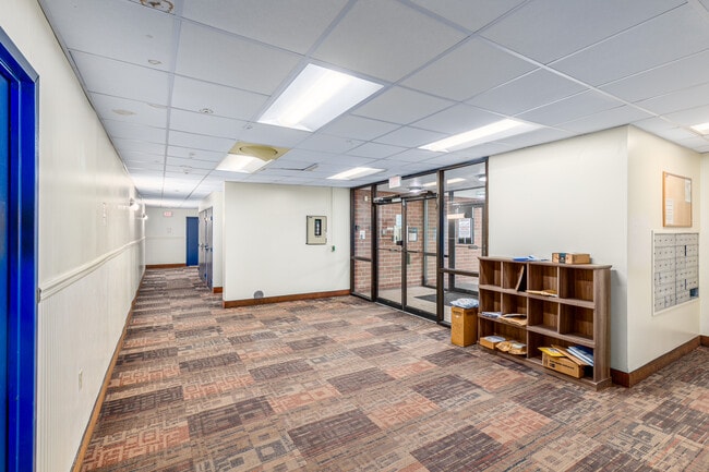 Bates Hill Apartments in Pittsburgh, PA - Foto de edificio - Lobby