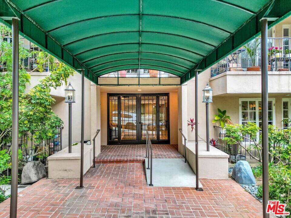 1010 Palm Ave in West Hollywood, CA - Building Photo