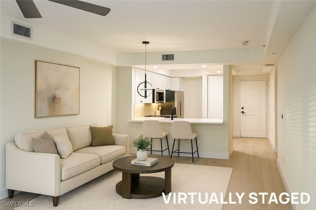 1100 Pine Ridge Rd in Naples, FL - Building Photo