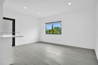 210 Beacom Blvd in Miami, FL - Foto de edificio - Building Photo