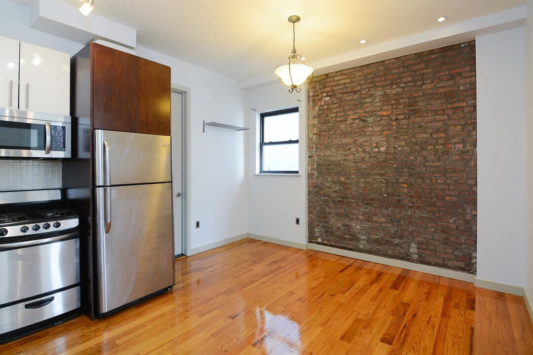 179 Putnam Ave, Unit 1F in Brooklyn, NY - Building Photo