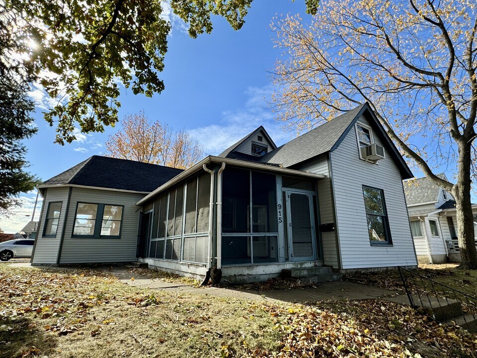 915 W Taylor St in Kokomo, IN - Building Photo