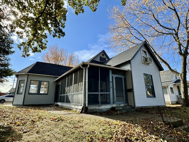 property at 915 W Taylor St