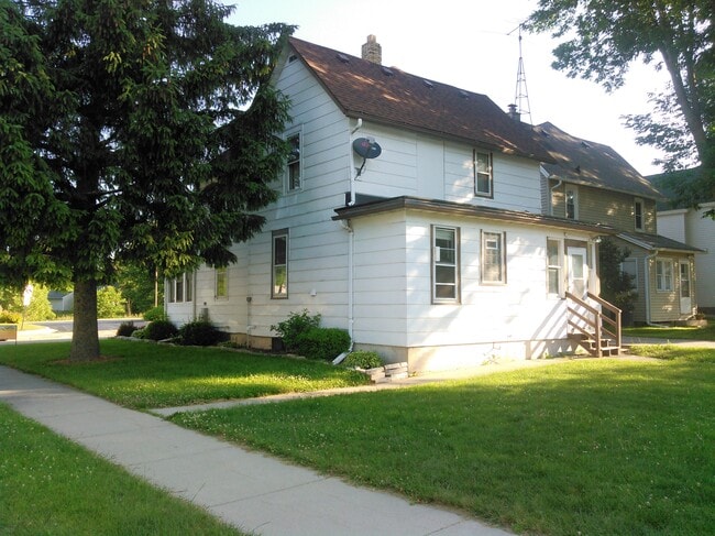 214 Oak St in Slinger, WI - Building Photo - Building Photo