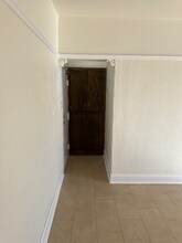 1922 Highland Ave in Los Angeles, CA - Building Photo - Building Photo