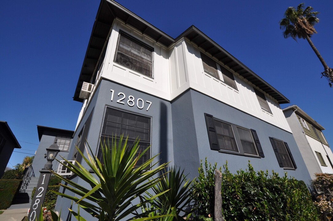 12807 Burbank Blvd, Unit 12807-1 in Los Angeles, CA - Foto de edificio