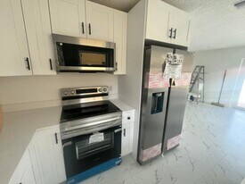 2747 Summit Blvd in West Palm Beach, FL - Building Photo