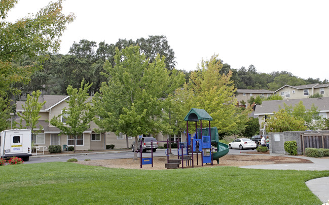 Canyon Run Apartments in Healdsburg, CA - Building Photo - Building Photo