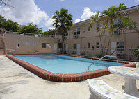 15-21 Alhambra Cir in Coral Gables, FL - Foto de edificio - Building Photo