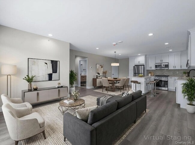 110 School St, Unit 7 in Glen Cove, NY - Foto de edificio - Building Photo